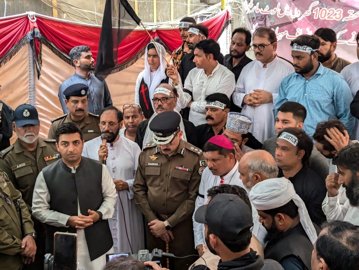 Faisalabad Police Chief Kamran Adil with Christians in Jaranwala 16 August 2024