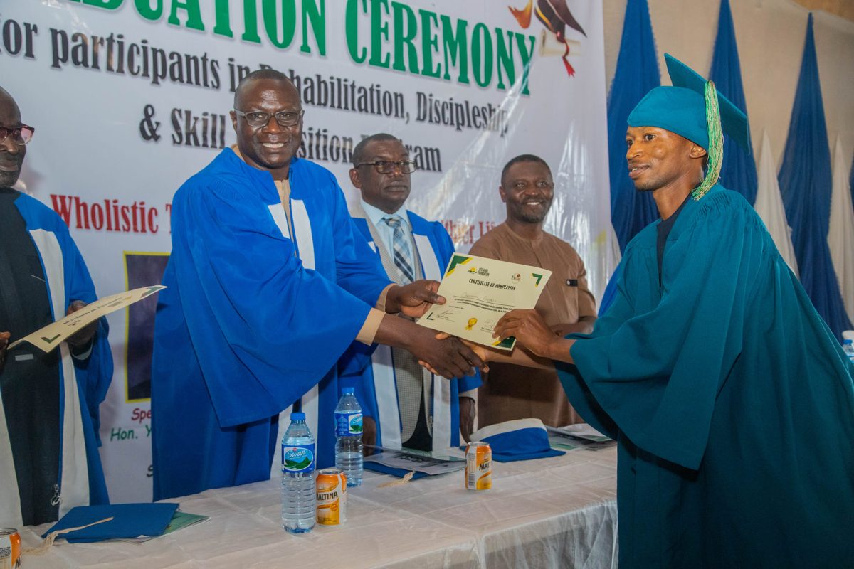 Mark Lipdo handing out diploma