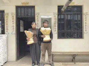 Chang Hao with his wife after his release